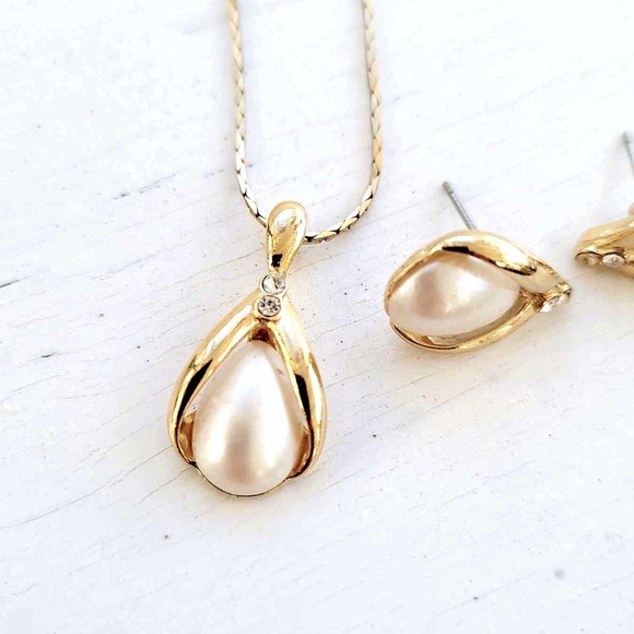 AVON Vintage Marked Gold Teardrop Faux Pearl & Rhinestone Necklace & Earrings - Picture 6 of 10